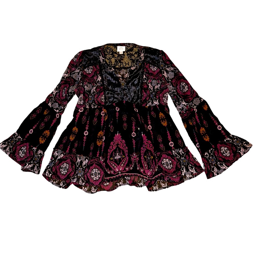 Knox Rose, patterned, bell sleeve top.